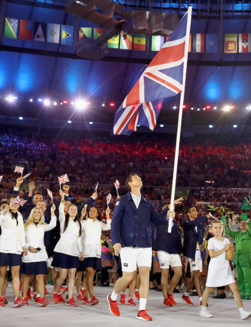 oliviergiroudd: Andy Murray of Great Britain carries the flag during the Opening Ceremony of the Rio