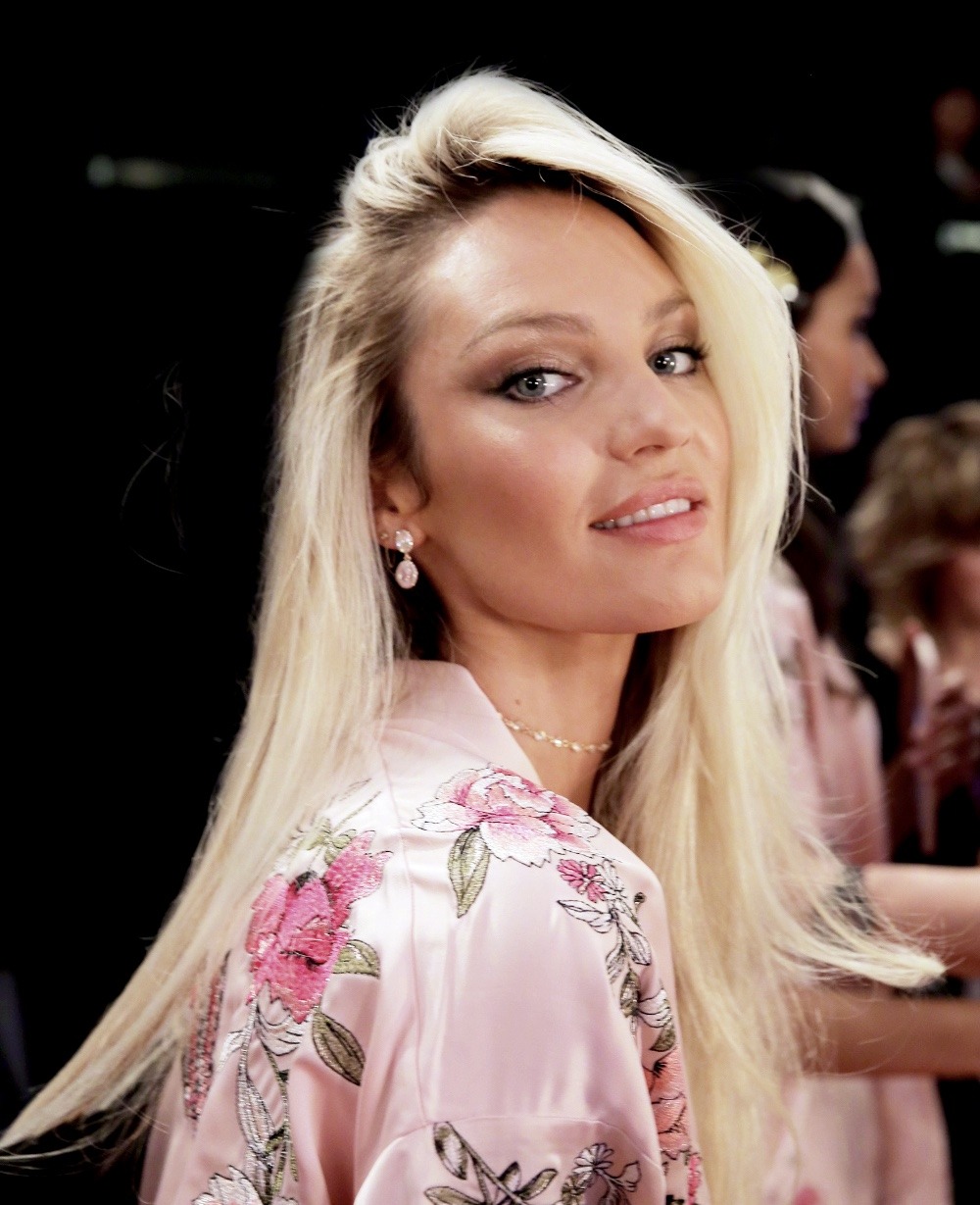 Candice Swanepoel Backstage At The 2017 Victorias Secret Fashion Show