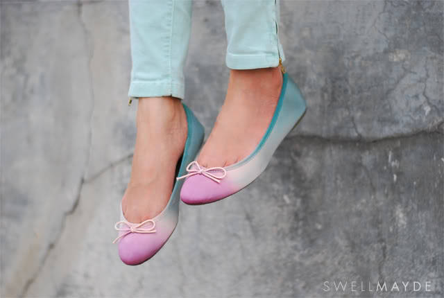 Dip Dye Ombre Ballet Flats | Swell Mayde
What a super cute pair of flats! These would go so nicely with all the coloured jeans out there today, or all those sweet Summer dresses floating around the stores.