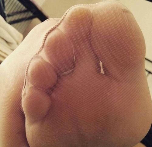 toetallyarouses: Nylon toes closeup