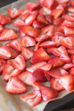 foodffs:  Roasted Strawberry ButtercreamReally