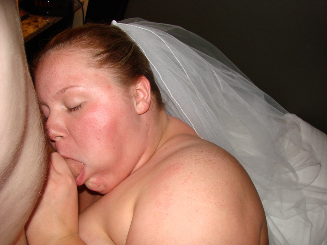 bbwfan2:  Gerade noch in der Hochzeitszeremonie…….und schon auf den Knien und