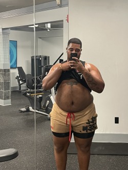 fatmenwithbigbellies:Gym belly❤️❤️(Submission)