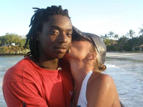 speedypeachstudentblog:When he’s keeping her body completely satisfied …..
