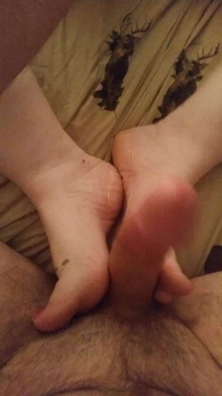 kevinamy9:  Foojob with a good ending love cumming on my wifes sexy feet 