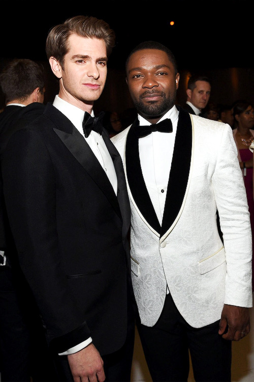 andrewgarfielddaily:Andrew Garfield, David Oyelowo, Jackie Chan (Andrew’s Dad and Eleanor Mutsuura) inside Academy Awards Governors Ball | February 26, 2017