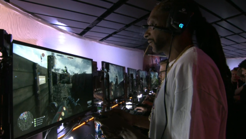 uncle-fill: SNOOP DOGG IS SMOKING A FUCKING BLUNT WHILE PLAYING BF1 AT E3