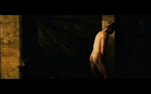 famousmennakeduk:  Ed Speelers known for starring in Eragon and Downton Abbey shows his sexy bum in Love Bite 