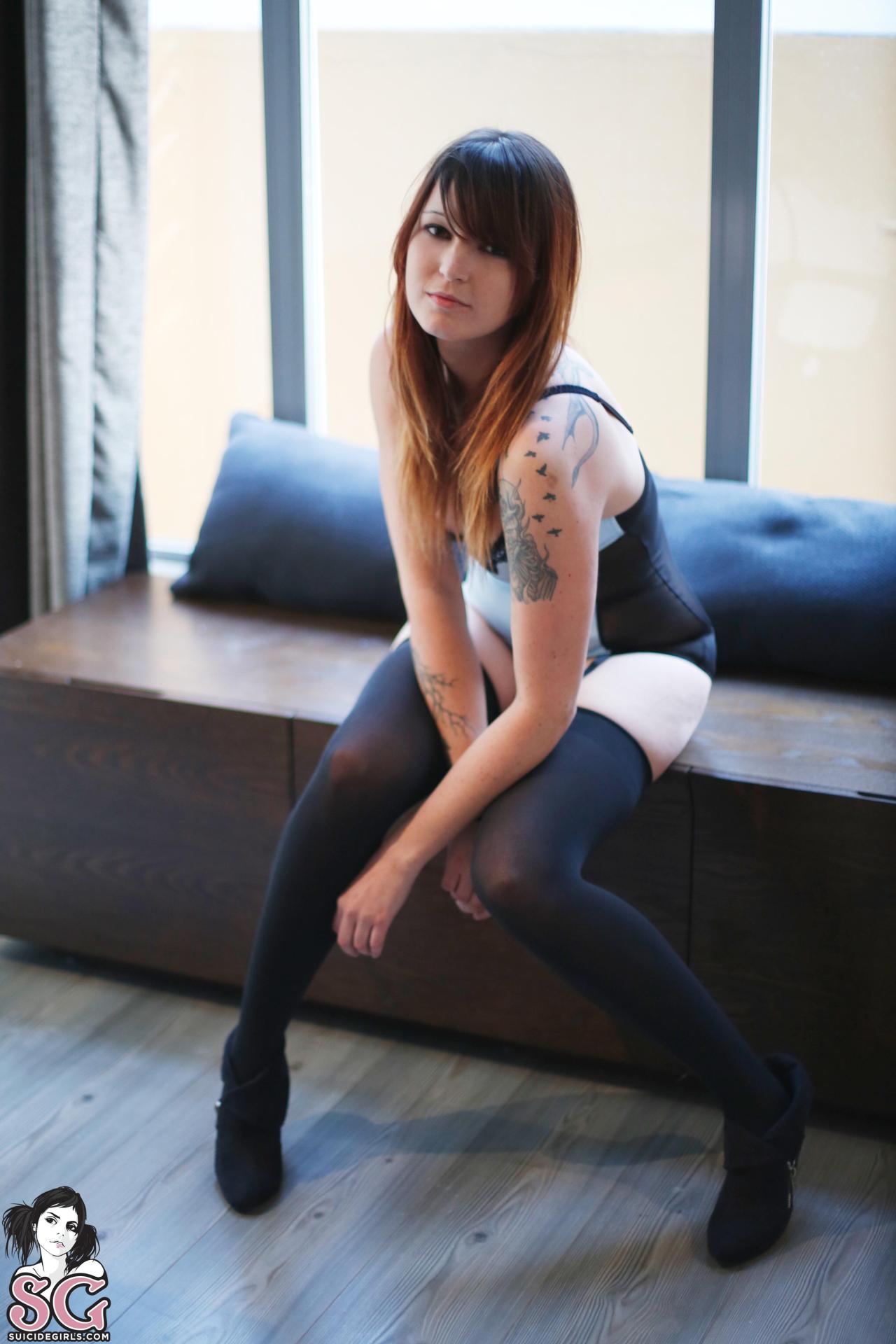suicidegirlsalbum:  Vixenn Suicide - Azure: 42 imageshttp://j.gs/6mho &lt;–