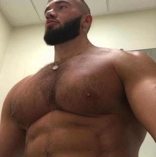 wellfedbros: just a taste of this beefcake please