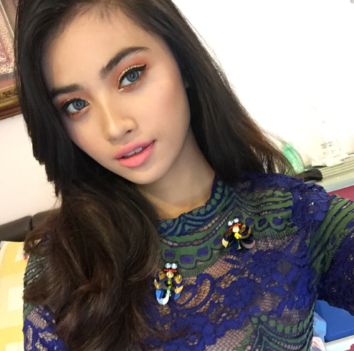 celoreng22:buttface696969:Malay followers are in for a treat. This is Anis, and she is very manis. S