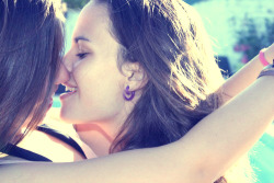 lipstick-lesbian:  ♀♡♀ 