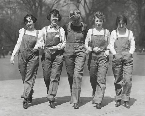 1920 Five U. S. Congressional secretaries in overalls. This is one of those pictures you’d love to k