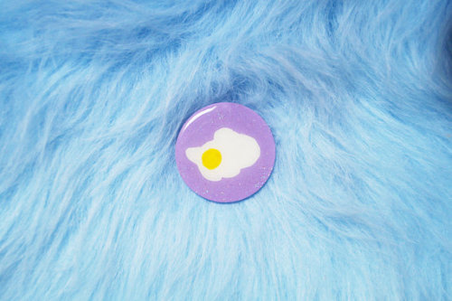 purple FRIED EGG glitter circle brooches - cute &amp; kitsch xosale! was £4 - now £2