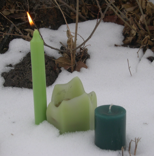 deepwoodsinsight: Candle Magick - Green Candles Green candles can bring balance to an unstable situa
