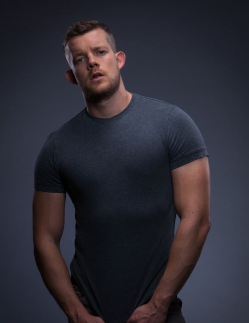 newnakedmalecelebs:  Russell Tovey naked on Looking
