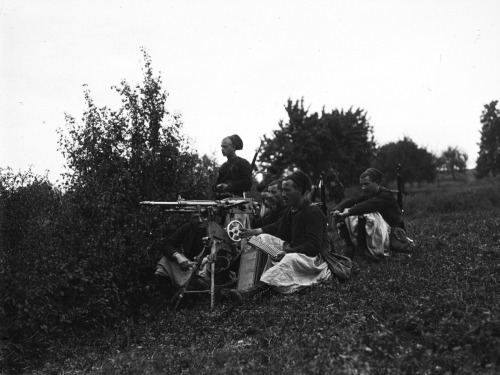 French zouaves man a St. Étienne machine gun during maneuvers, September 1907.