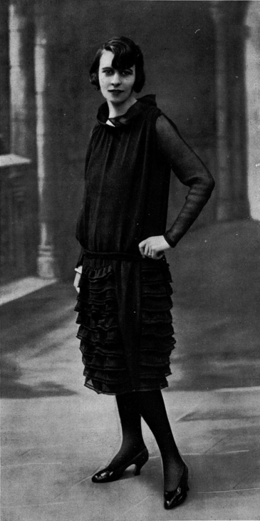 Mourning dress by Francis & Fernand, in crêpe from Samuel Courtauld, Les Modes December 1925. Ph