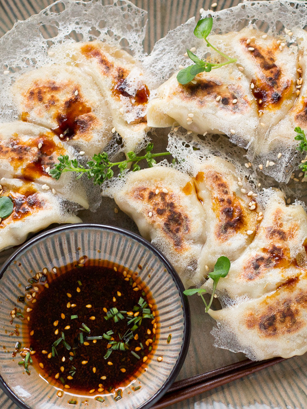 foodffs:    Pan-fried Gyoza with a Crispy Lattice Coating: juicy on the inside,