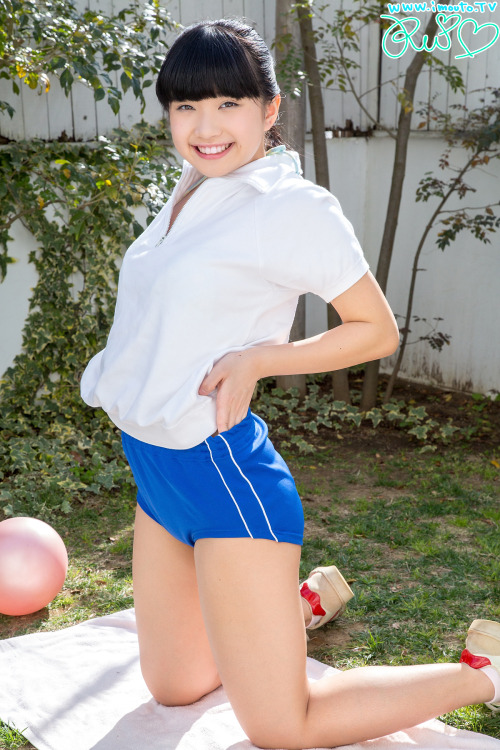 黒宮れい（Red & blue bloomers）