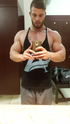 keepemgrowin:  Post-pump selfie of his massively-muscled