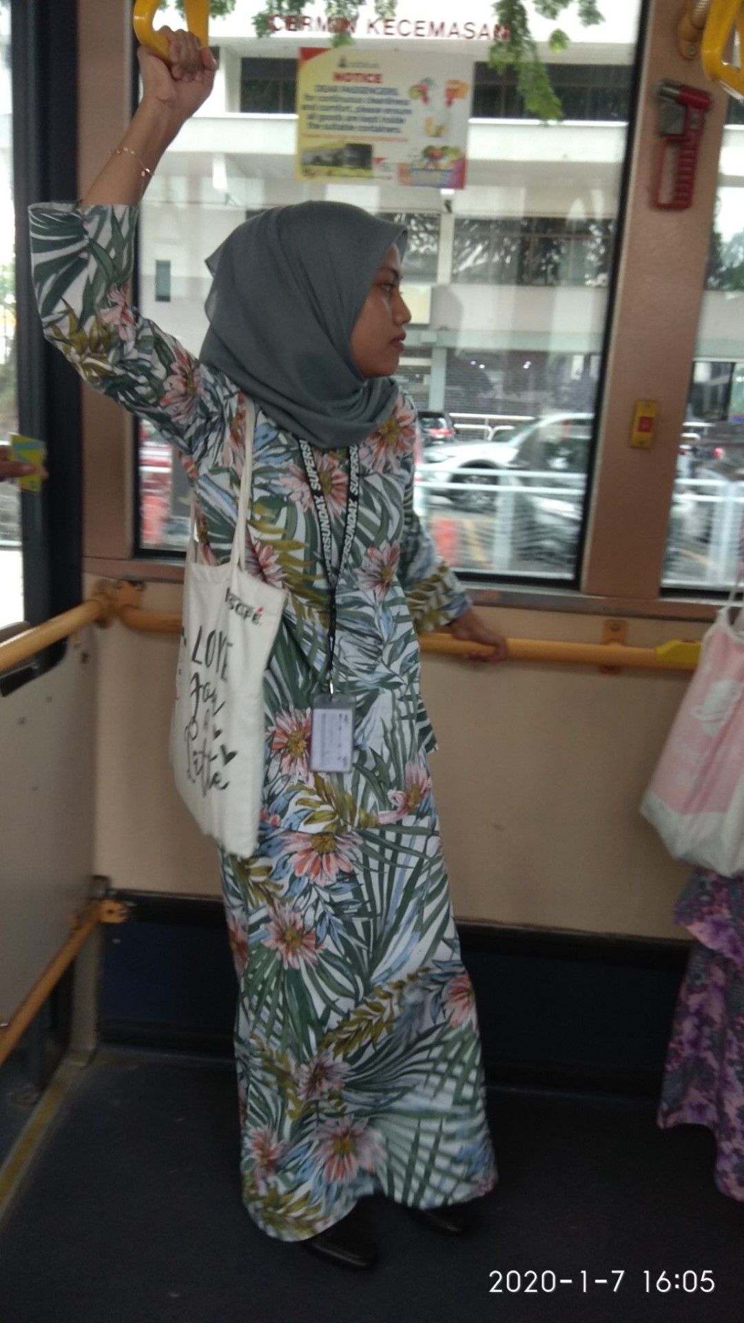 Image posted by pencinta-ketiak. Edisi ketiak dalam baju kurung... Pegang hook dalam bas lebih tinggi dari tren... Dan bas lebih memerlukan pegang hook kalau...