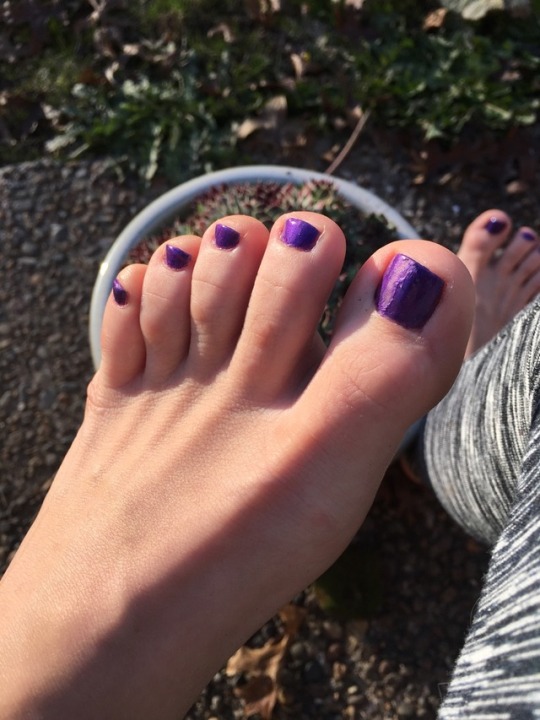 misstinytoes23:  Purple toes 💜 I put too many layers though and ended up scraping my big toe on a chair while taking these photos 😫 maybe I can fix it…