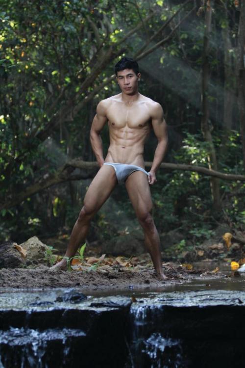 otokonosekai: siroman91: Hot Viet guy <3 yummy sweaty sexy hunk. I wanna lick his abs.