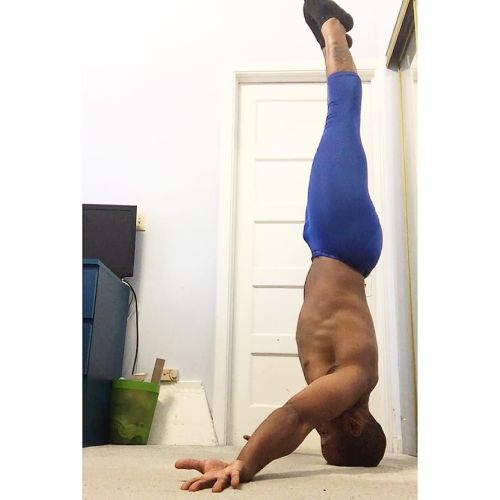 Decided to continue my inversions practice with #loveforheadstands Day 1 with @suchitra_rx - not gon