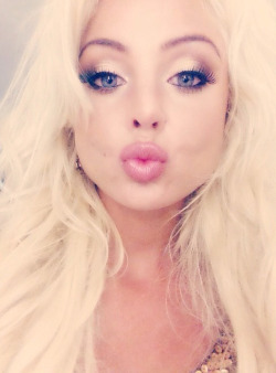 lexithong:  Kiss me I’m a bimbo.