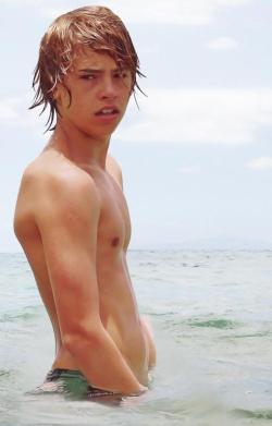 cuteguyscollectionblog:  Cole Sprouse | Shirtless | Sea