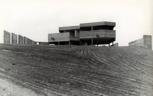 germanpostwarmodern: House (1963) while still under construction in Landshut, Germany, by Willibald 