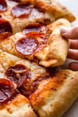 verticalfood:  How to Make Stuffed Crust Pizza  
