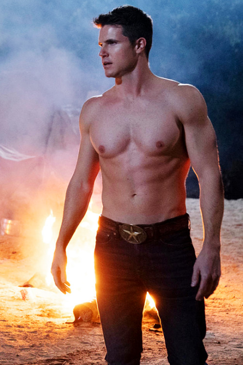 sanjurokuwabatake:    ROBBIE AMELL in THE