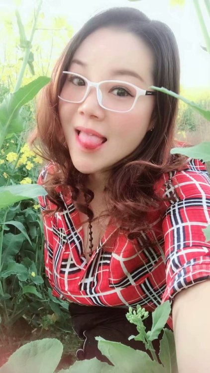 muzhurenqi:野战骚女，乖巧技术女！