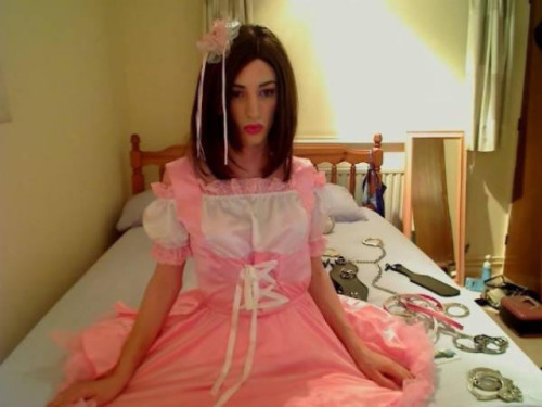 gemmgqsprettysissies:  Sissy sat on the bed surrounded by Daddy’s presents. 