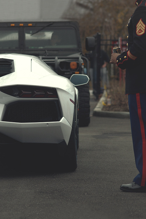 aguysmind:  So much happening in this pic. An Aventador, a Hummer and a Staff Sgt. in his dress blues holding a Monster 