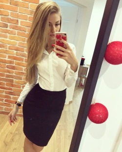 sexy-pencil-skirts:Joanna