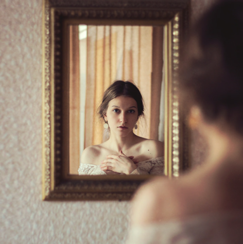 inferior:The girl in the mirror By Mari Nino