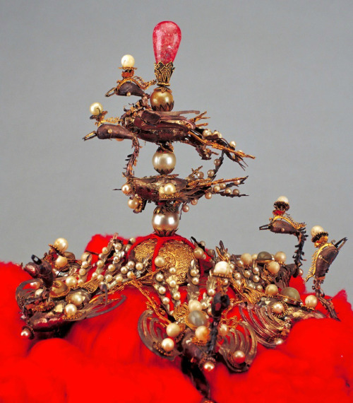 Fèng guān凤冠(Phoenix Crown) of Chinese empresses, Qing dynasty and Ming dynasty, collected in the For