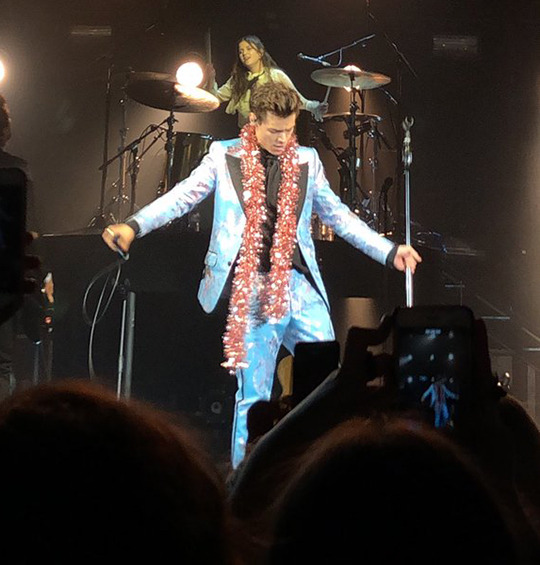 theharrydaily:  breakthrulwt: HE WAS WEARING A SPARKLY BLUE SUIT
