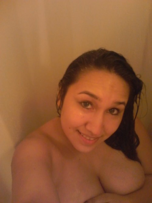 webcams-hispanas:  Linda Burger King latina con GRANDES WHOPPERS!