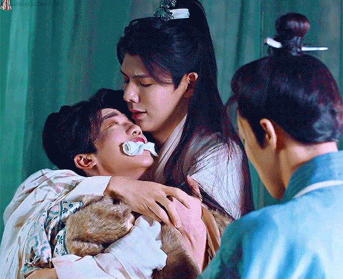 Not Xiaobao Looking Up At Huaien *sobbing*