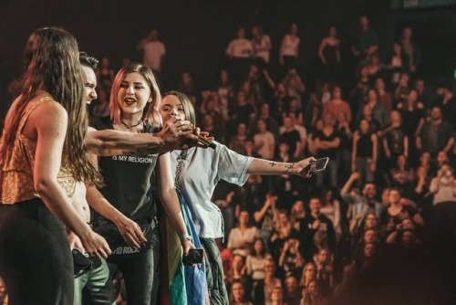 brendonuriesource:04.04.19 || Brendon with fans at the Barclaycard Arena Hamburg |katerdelyiphotogra