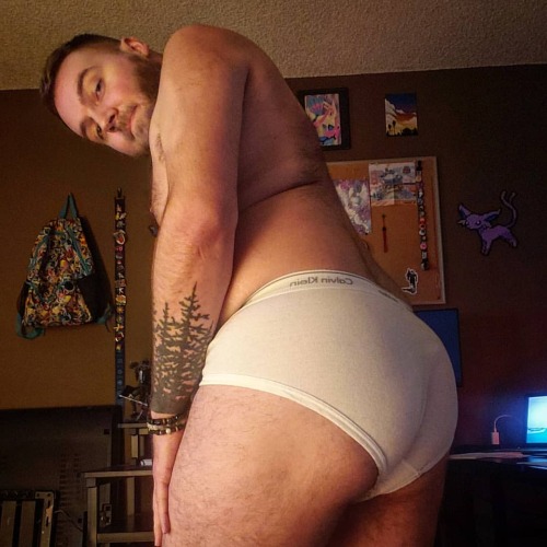 steven-of-nine: Celebrating the tail-end of the work week with more butt. Enjoy www.instagra