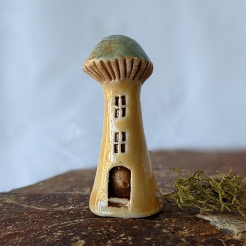sosuperawesome:Tiny Pumpkin, Mushroom and Acorn HousesCurly Fern Ceramics on Etsy