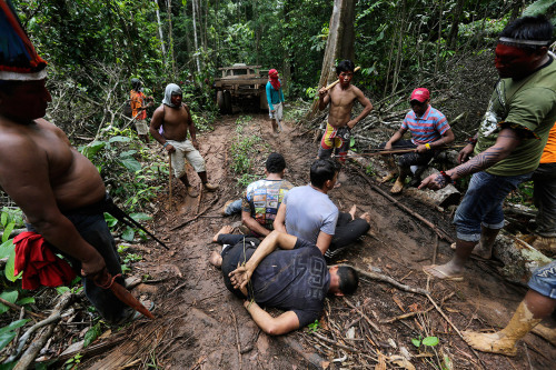america-wakiewakie:  Amazon Indian Warriors Beat and Strip Illegal Loggers in Battle for Jungle’s Future | Warrior Publications   A group of warriors from Brazil’s indigenous Ka’apor tribe tracked down illegal loggers in the Amazon, tied them up,