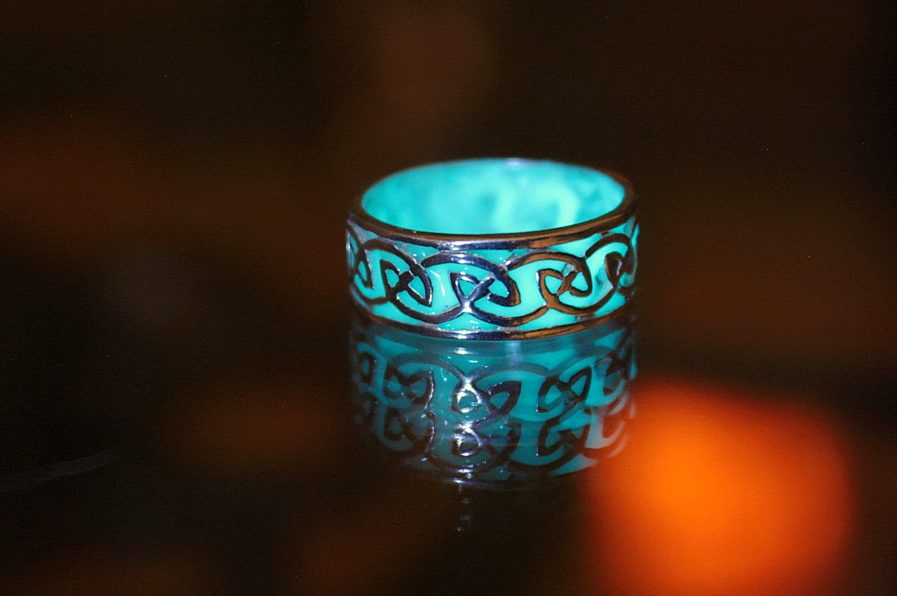 sassy-princess-vixen:  wickedclothes:  Sterling Silver Celtic Glow In The Dark Ring