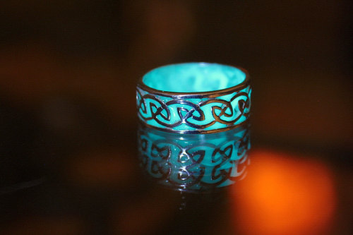 herebetrouble:wickedclothes:Sterling Silver Celtic Glow In The Dark RingThis ring, crafted out of st