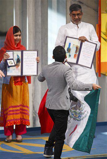 oficiorojo: Oye Malala, recuerda #Ayotzinapa - #YaMeCanse2 - Durante la ceremonia de entrega al Prem
